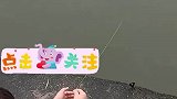 女孩只凭一根绳就钓到鱼，这让拿钓具的叔叔情何以堪