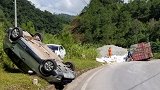 惊险！云南景谷一货车甩尾侧翻 砸中过路小车致3人伤