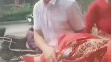 同事娶媳妇父母齐上阵，一家人抬着进门，这是什么奇葩风俗