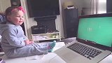 宝宝在电脑上看到自己的视频,这反应太可爱了