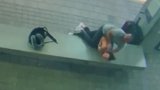 美国一男子试图用鞋带勒死等公交车的女子 被路人阻止