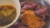 女子利用高温在家自制牛肉干