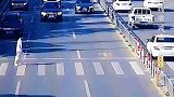 大哥过斑马线，基本不看来车方向