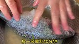 清蒸鲈鱼时，牢记“2不放加3样”的诀窍，鱼肉鲜嫩无腥味