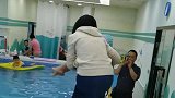 萌娃被妈妈丢进泳池的瞬间