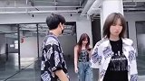 以为爱情很脆弱的瞬间，男孩扭头牵上女友的手！