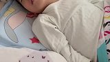 萌娃听到音乐秒起床，还跟随节奏跳起了舞