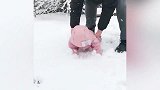 好尴尬的表演，宝爸在雪地上带宝宝，结果看看宝宝反应！