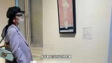 范冰冰逛拍卖行被偶遇，看昂贵的艺术品，造型被嘲像路人