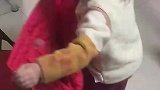 萌宝上完幼儿园，学会了新的穿衣技巧