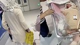 吉林：厉害了！撸铁女孩顺产后自己推着孩子走出产房