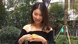 霞宝剥橘子，结果把果肉扔了留下果皮，智商真该充值了