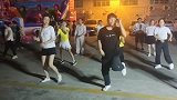 广东佛山一帅哥跳广场舞，吓的女士面红耳赤，背景音乐也好听