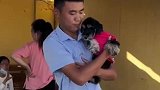 学员带狗来学车，教练抱娃式帮忙照看