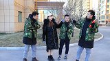 小伙应聘工人，谁干的多谁留下，不料小伙使出分身术在家偷懒喝酒