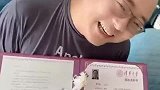 叔叔拿到侄女的清华录取通知书之后笑到停不下来