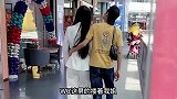 美女和小哥的搞笑对话：你还有个这么大的儿子啊？