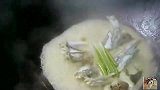 河豚都会用猪油，这样才把它的鲜味都保持下来。