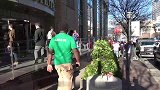 草人恶作剧，男子伪装成草人吓路人，真是太坏了