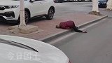 老人寒冬街头摔倒，路过男子上前扶起送回家