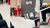 萌娃过年时向长辈讨要红包的方式，太可爱了