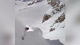 滑雪大神冲下雪山悬崖！这一幕让人胆战心惊 一般人可遭不住