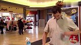 男子身上的污迹被“瞬间”擦掉，只有她识破了