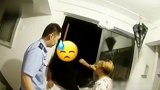 民警劝慰轻生男 邻居阿姨“神助攻”：你别跳！跳了楼盘要降价