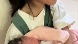 女儿一夜没睡陪妈妈生产，抱着刚出生的弟弟，懂事的让人心疼