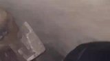 男子发现小狗掉进枯井，连续多天投喂后下井将小狗救出