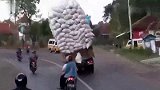 汽车满载货物前行,却慢慢的往一旁偏去,太危险了