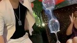 帅哥做着标准动作