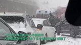 暖！河北丰宁一救护车雪地打滑被困 司机路人伸援手助其脱困