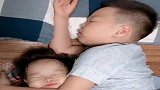 妹妹非要黏着哥哥睡，半夜听见哭声，过来一看，为娘都慌了！