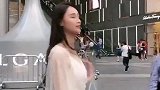 在街头，无意间拍到的一幕，小姐姐的侧颜真的太美了！