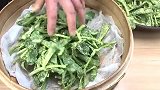 茼蒿不要炒着吃了，教你做蒸茼蒿，不起坨不粘连不变色，清淡不腻