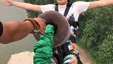 这个蹦极小姐姐火了，跳下的一瞬间她哭了，网友这个女孩有故事
