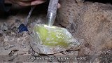 小伙户外探险，神秘洞穴发现宝石，价值十套房？