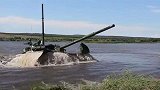 T-72坦克变身“潜艇”直接开过，炮塔没在水里也没事