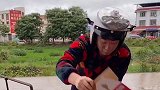 四川搞笑趣事；易老幺拿东西不给钱，结局笑喷了