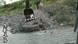 挖掘机成为路人渡河工具，母女想过河，小女孩却害怕挖机怎么办呀