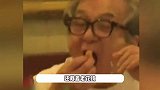 71岁成龙与友人聚餐，头发花白还戴着老花镜，大快朵颐状态不错