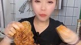 美女大口吃驴板肠，吞咽的速度真让人佩服