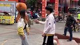 网红熊在街上整蛊路人却一直摔倒，报应总是来得特别快！