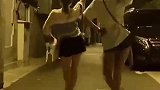 爆笑：妹子们大半夜当街跳舞，看得大爷都走不动路了