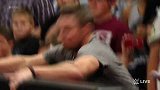 WWE-15年-RAW第1157期：帅气！绿箭侠男主冲上擂台怒揍星尘-花絮