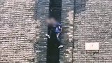 男子攀爬西安古城墙拍照摔下 网友：损坏的墙皮记得赔一下