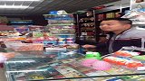 小姐姐在店里这样买辣条，小伙被耍得很无奈，网友是我就不卖了