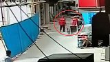 深圳一小区高空坠落玻璃窗 楼下两工人一秒被砸倒在地