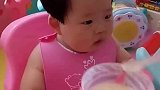 小萝莉吃稀饭，搞怪耍萌的样子太萌了